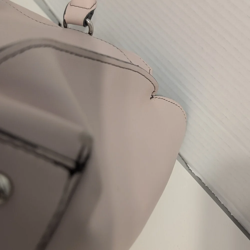 London Fog Pale Pink Leather‎ Handbag With Pockets